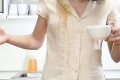 Jak odstranit kávu z bílého a barevného prádla?