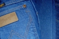 Jak odstranit barvu z džínů?