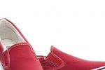Červené slip-on tenisky – co letos nosit?