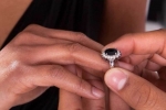 Na kterém prstu je zásnubní prsten