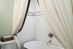 Pravidla pro praní záclon v koupelně: zbavení se žlutosti