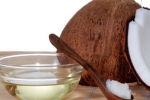 Aplikace kokosového oleje na obličej